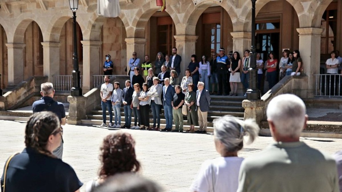Minuto de silencio a las 12.00 horas en el Ayuntamiento de Soria por la muerte de la mujer de 35 años a manos de su pareja sentimental. GONZALO MONTESEGURO