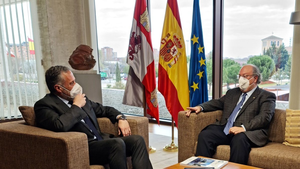 El presidente de las Cortes, Carlos Pollán, y el presidente del Consejo Económico y Social, Enrique Cabero.- ICAL