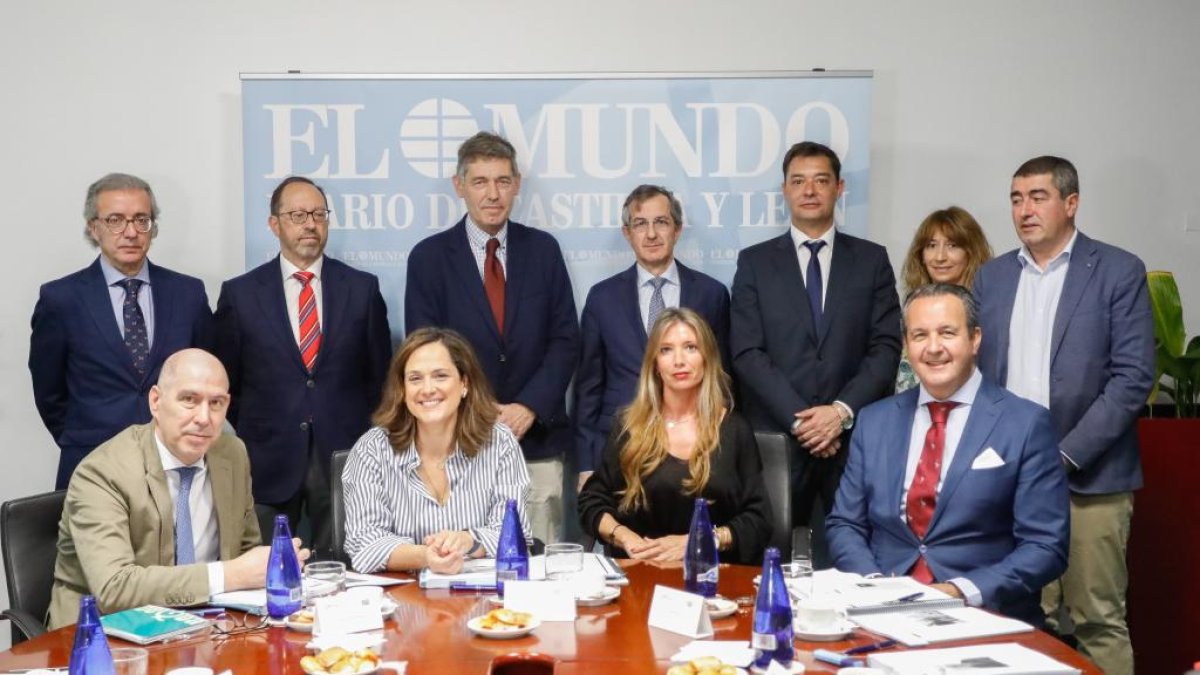 Fila de arriba (de izquierda a derecha): Carlos Fernando Cabezas, gerente de la FUNGE; Pablo Riol, director de Iberaval en Valladolid; José María Eiros, jefe de servicio de Microbiología del Río Hortega de Valladolid; Alberto Caballero, director gerente de la Fundación del Instituto de Estudios de Ciencias de la Salud de Castilla y León; Gonzalo Cebrián, director de banca instituciones de CaixaBank en Valladolid; Alicia Iglesias, responsable de administración y coordinación de EL MUNDO DE CASTILLA Y LEÓN, y Pablo R.Lago, director general editorial de EL MUNDO DE CASTILLA Y LEÓN. Fila de abajo (de izquierda a derecha): Carlos Martín Tobalina, viceconsejero de Economía y Competitividad; Adriana Ulibarri, editora de Edigrup; Silvia Herrero, directora de Comunicación Externa de Iberdrola, e Ignacio Tremiño, director general de Atención a Personas con Discapacidad de la Comunidad de Madrid. J.M. LOSTAU