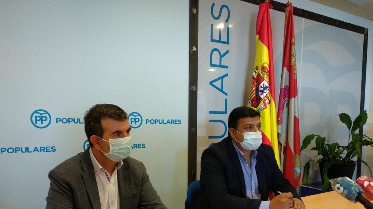 El presidente del PP de Ávila, Carlos García, y el secretario, Juan Pablo Martín. - PP ÁVILA.