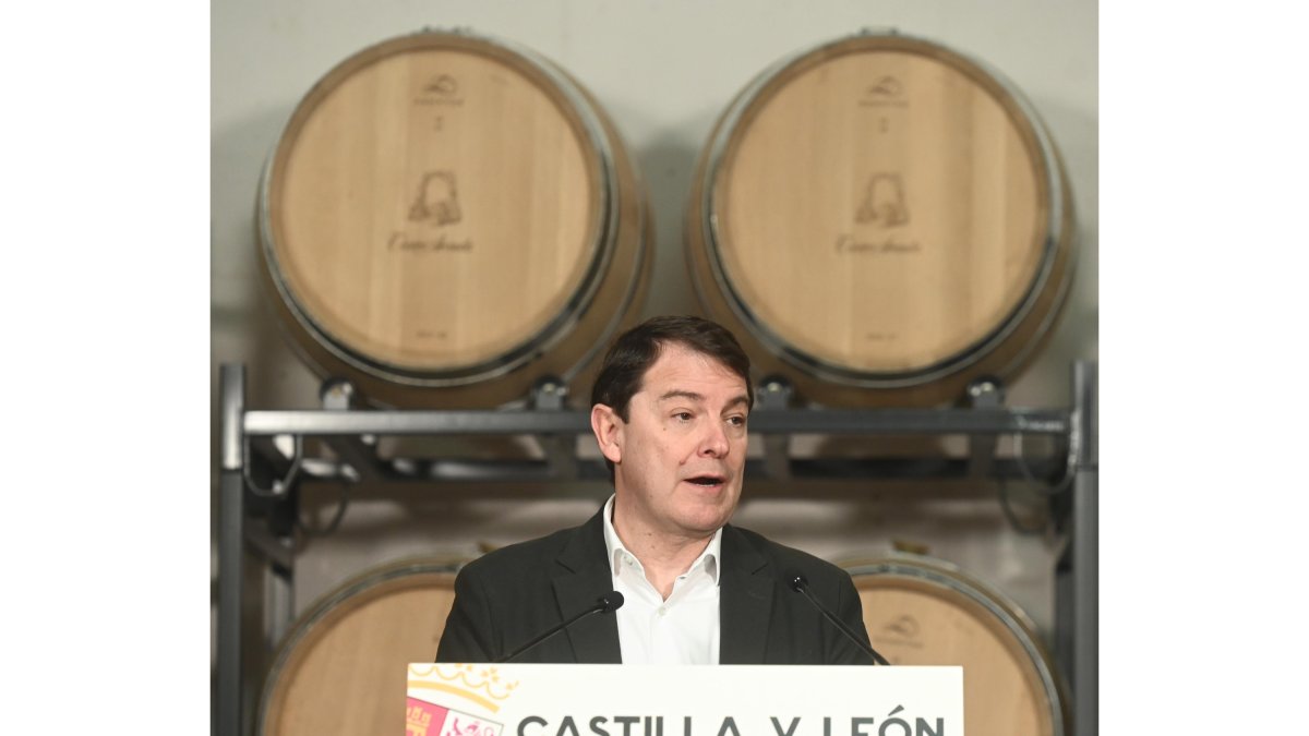 El presidente de la Junta de Castilla y León, Alfonso Fernández Mañueco, visita la Bodega Tierra Aranda por sus 60 años de historia. ICAL