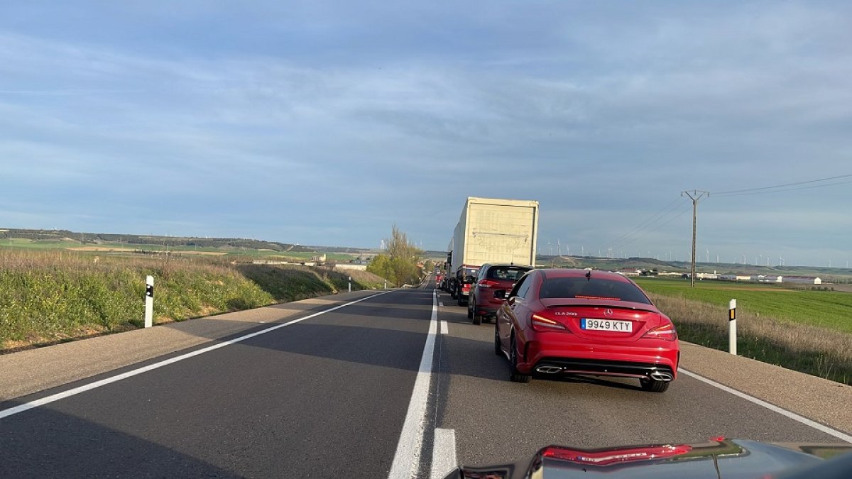 Imagen de la retención en el km236 de la N-601 a las afueras de Medina de Rioseco.- E. M.