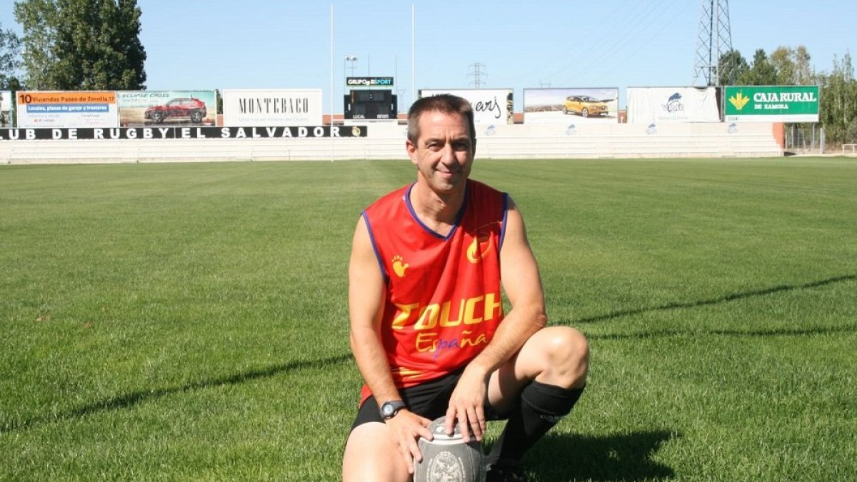 Miguel Raya posa en Pepe Rojo con la camiseta de la selección española de rugby touch.  E.M.