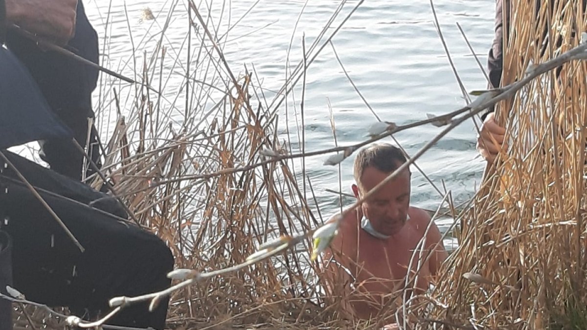 El Jefe de Policía de Zamora Tomas Antón dentro del río Duero en el momento de rescatar a un hombre que se arrojó a sus aguas. / Leonardo de la Fuente