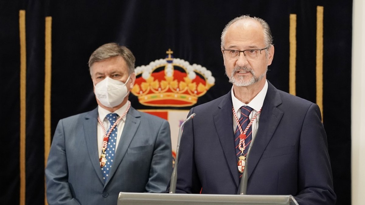 El presidente de las Cortes, Luis Fuentes, ofrece una declaración institucional por el 39 aniversario del Estatuto de Autonomía de Castilla y León, ante los miembros de la Diputación Permanente y representantes de las Instituciones Propias de la Comunidad. -ICAL