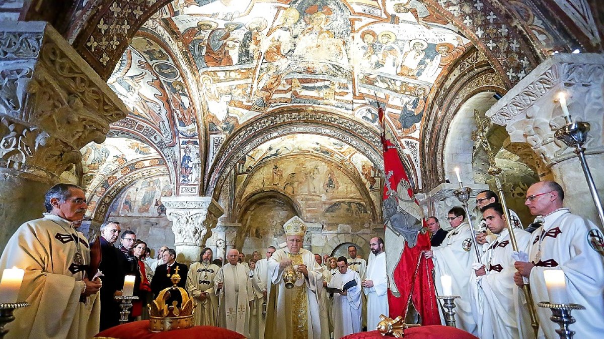 El obispo de León, Julián López, preside el responso por los Reyes de León en el Panteón Real de San Isidoro