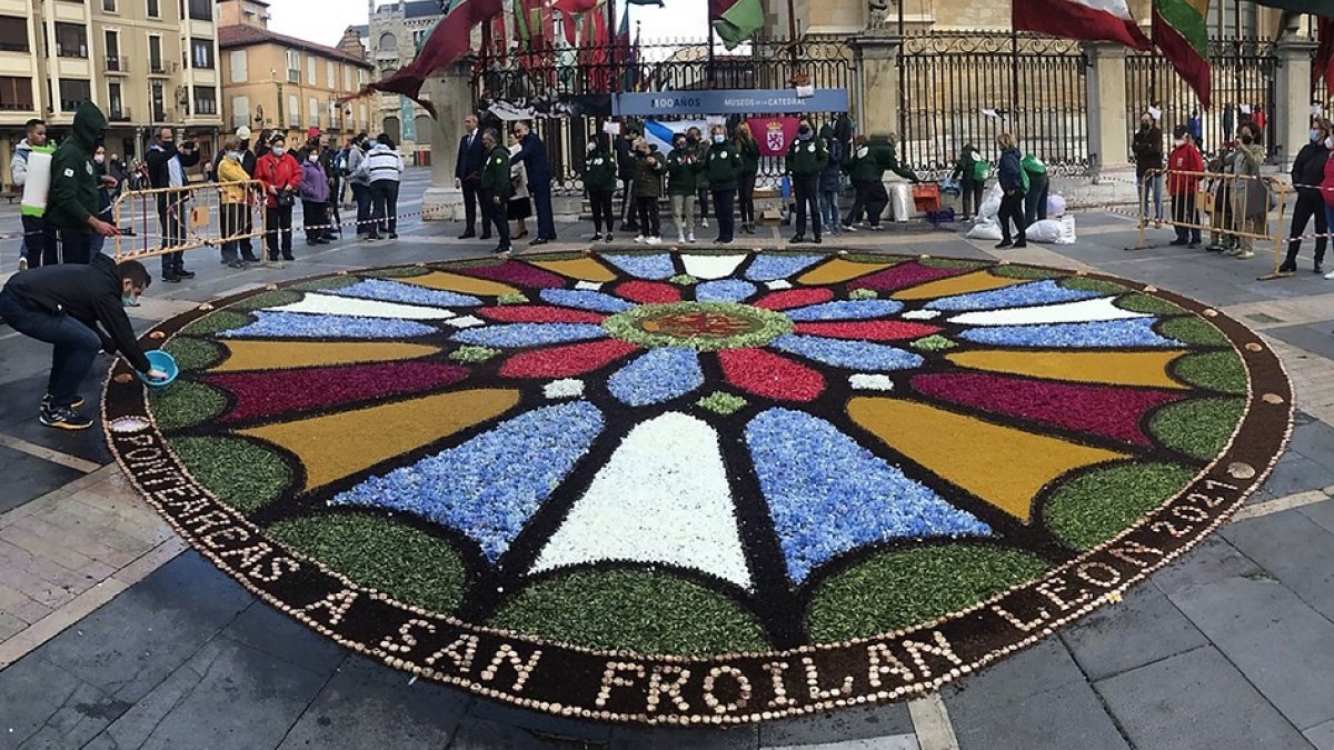 La asociación Corpus Christi instala una alfombra de flores a los pies de la Catedral de León. - ICAL