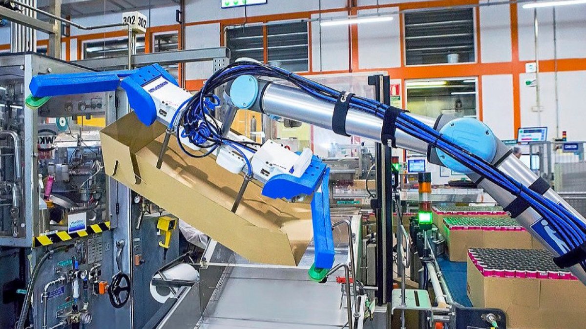 Un robot maneja una caja en la fábrica de productos capilares del grupo L’Oréal de Burgos. (EL MUNDO)
