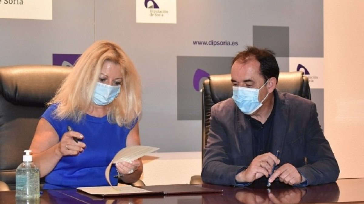 La alcaldesa de Almarza, Ascensión Pérez, firma el convenio junto al presidente de la Diputación, Benito Serrano. - DIPUTACIÓN DE SORIA