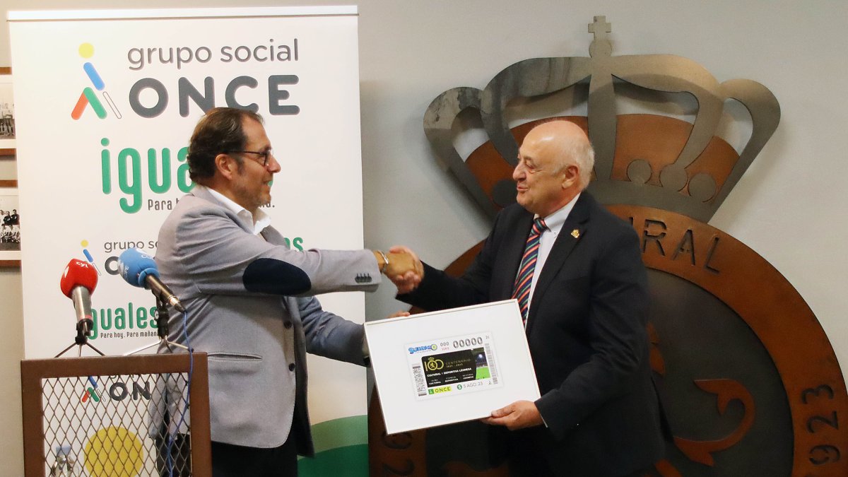 El alcalde de León, José Antonio Díez, asiste a la presentación del cupón de la ONCE dedicado al Centenario de la Cultural y Deportiva Leonesa, con Gregorio Chamorro, presidente del Comité y el delegado de la ONCE en León, Ismael Pérez.- ICAL