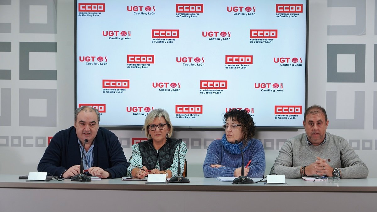 La secretaria general de CCOO del Hábitat de CyL, Lourdes Herreros; el secretario de Acción Sindical y Salud Laboral CCOO del Hábitat CyL, Óscar Ferrero; la secretaria de Sociosanitario y Atención a la Dependencia de UGT SP CyL, Pilar Gutiérrez, y el secretario general de UGT SP CyL, Tomás Pérez. - ICAL