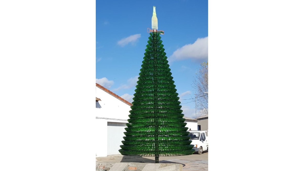 Árbol navideño construido en Palencia con botellas de alhambra. ICAL