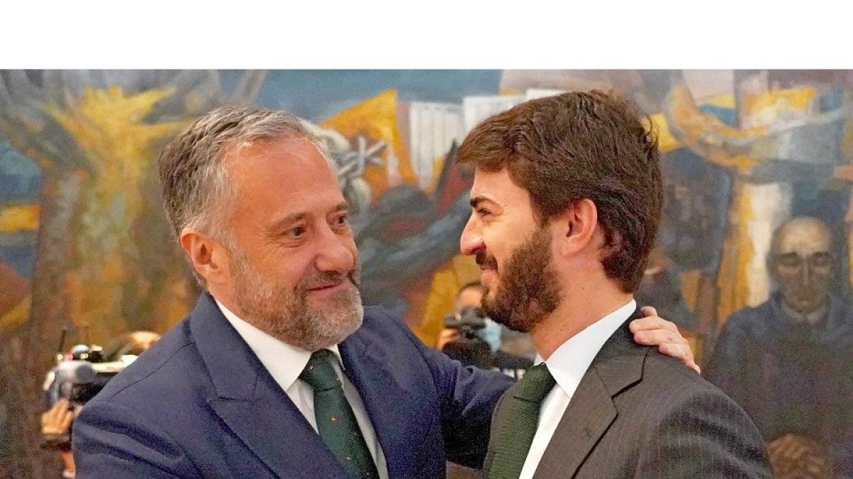 El presidente de las Cortes Carlos Pollán saluda a Juan García-Gallardo. - ICAL