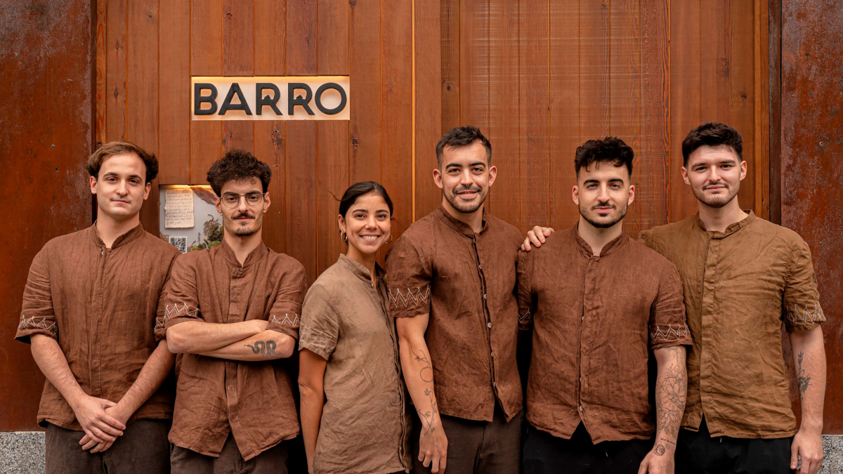 El equipo de Barro lo forman 6 jóvenes que no superan los 25 años formados en su mayoría en el Basque Culinary Center de San Sebastián, donde coincidieron como compañeros. / l.P