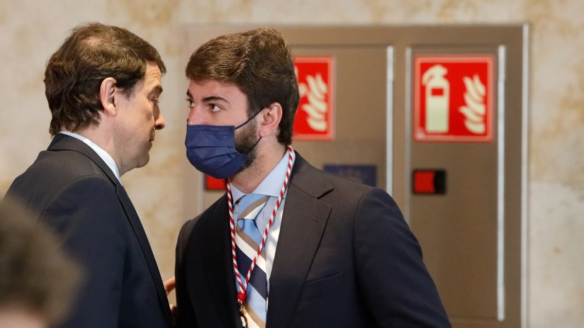 Toma de posesión de Mañueco como presidente de la Junta - Juan García Gallardo y Alfonso Fernández Mañueco.- J. M. LOSTAU