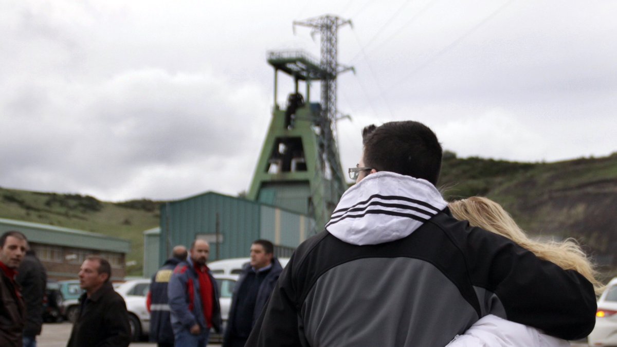 Familiares y amigos de los fallecidos en la entrada del Pozo Emilio del Valle en la localidad leonesa de Llombera de Gordón. ICAL