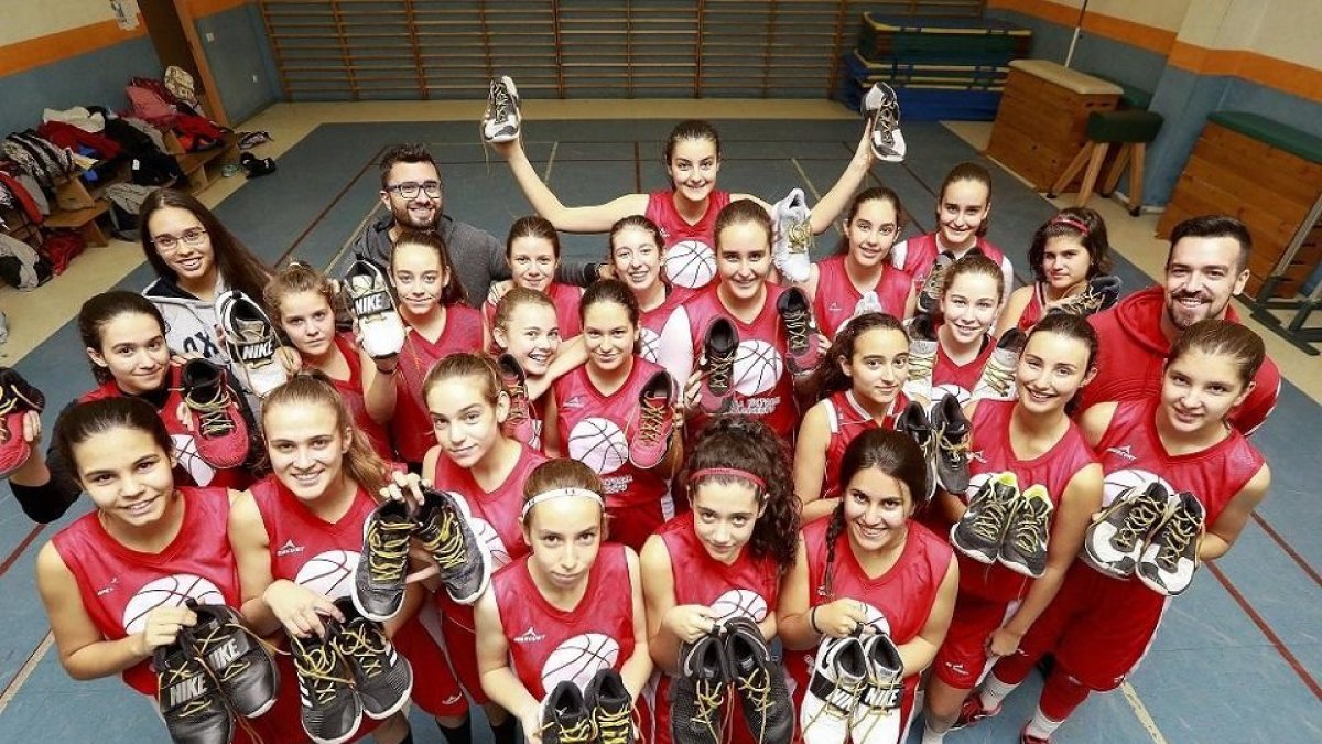 Las jugadoras del equipo cadete femenino delVega de Prado lucen los cordones dorados de sus zapatillas. - J.M. LOSTAU