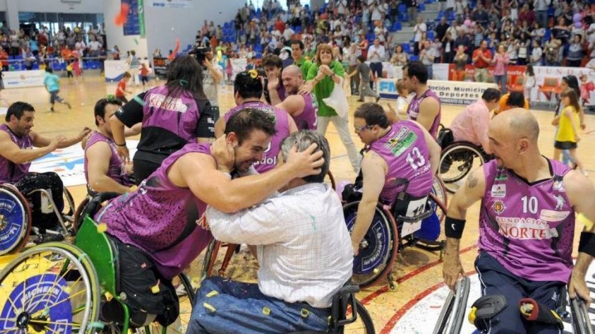 Jugadores y técnicos celebran el único título de Liga conseguido por el club morado. -