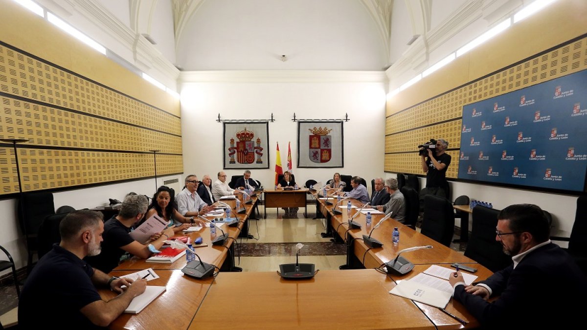 La consejera de Educación, Rocío Lucas, preside la comisión de seguimiento de la Mesa del Diálogo Social en materia educativa. - ICAL