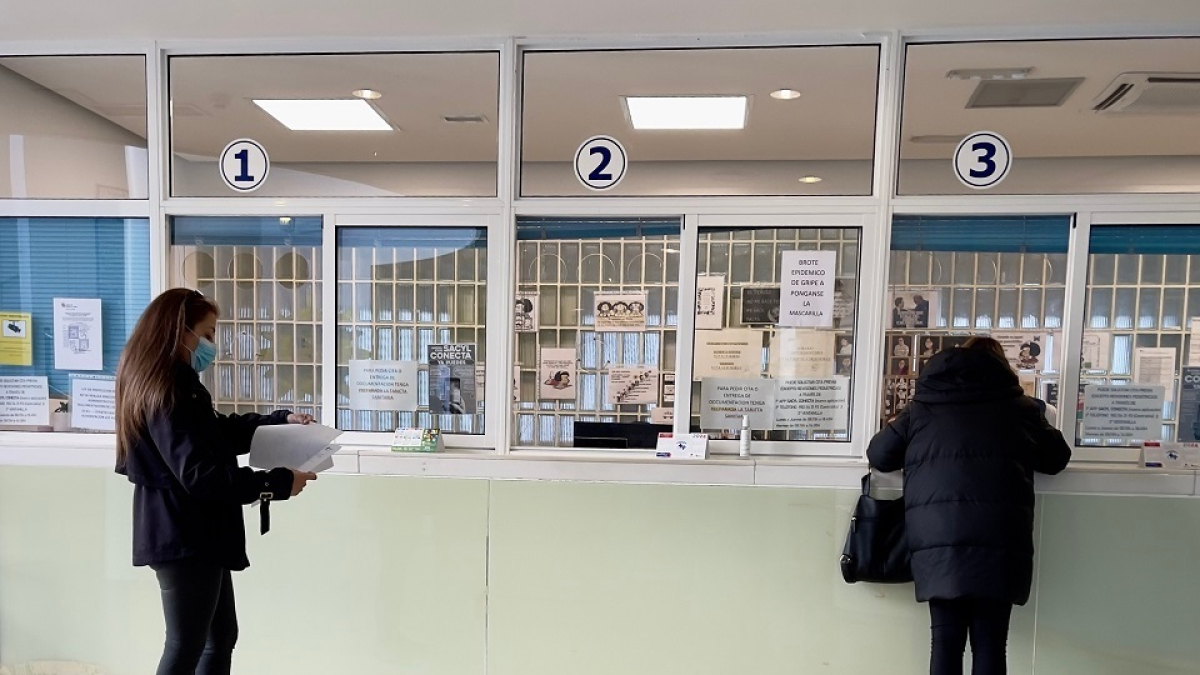 Dos personas esperan en la ventanilla del centro de salud de Laguna de Duero (Valladolid). PHOTOGENIC