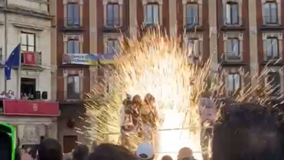 Momento en el que explota el chupinazo de las fiestas de Burgos en la tribuna de prensa. ECB
