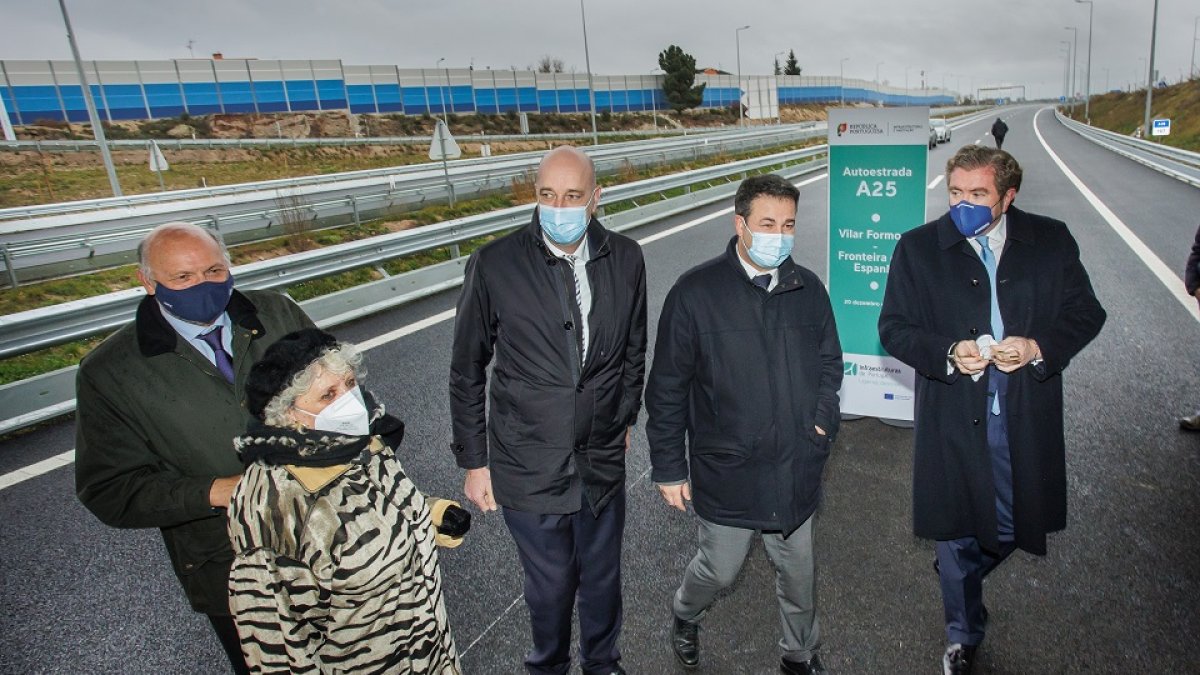 En la imagen el director general de Carreteras, Javier Herrero, la subdelegada del Gobierno en Salamanca, María Encarnación Pérez, el secretario de Estado de Infraestructuras de Portugal, Jorge Moreno Delgado, el presidente de la Cámara de Almeida Antonio Machado y el alcalde de Fuentes de Oñoro, Isidoro Alanís. -ICAL