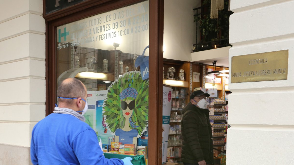 Un distribuidor de medicamentos entre en una farmacia de la calle Mayor