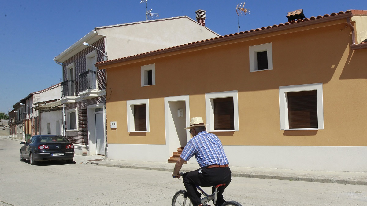 Un vecino mayor de un pueblo de Valladolid pasea por las calles en bicicleta, en una imagen de archivo. J.M. LOSTAU