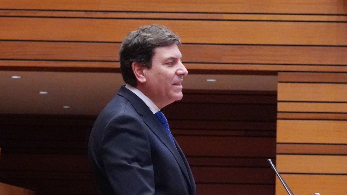 El consejero de Economía y Hacienda, Carlos Fernández Carriedo, durante su intervención en la Cortes. ICAL