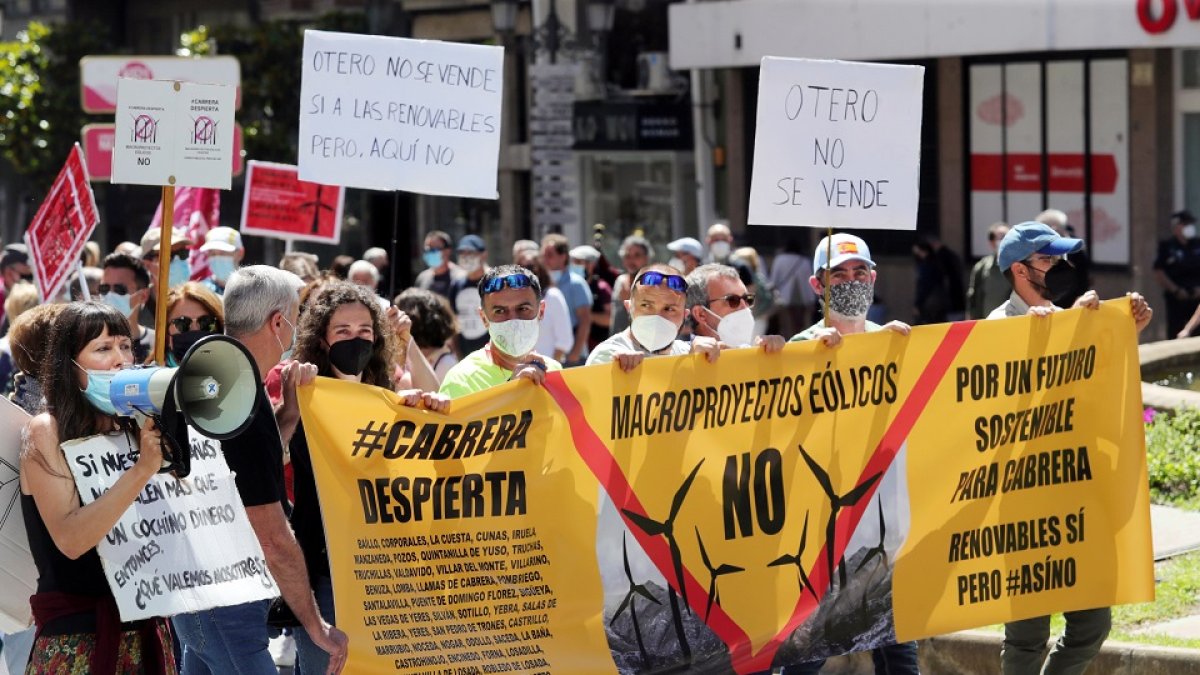 Concentración en Ponferrada contra la implantación descontrolada de parques eólicos en el Bierzo,. ICAL