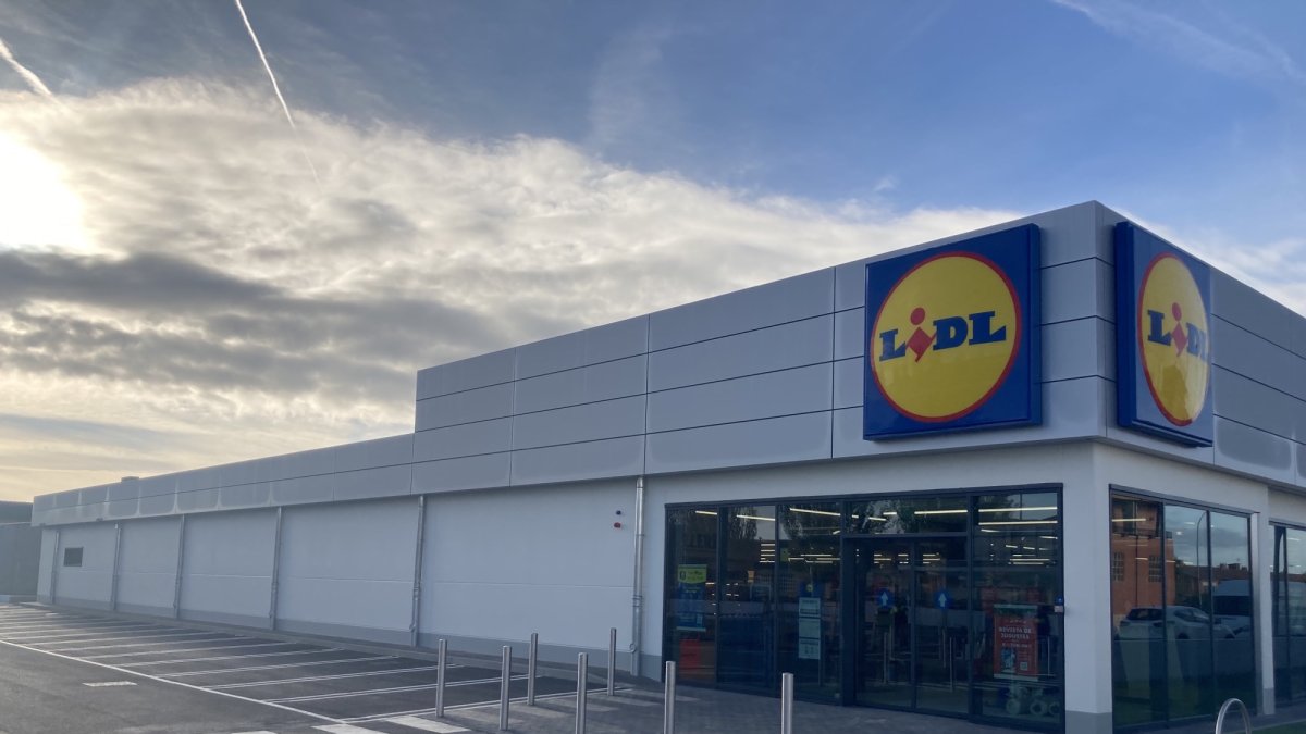 Exterior tienda de Lidl en Benavente. -LIDL