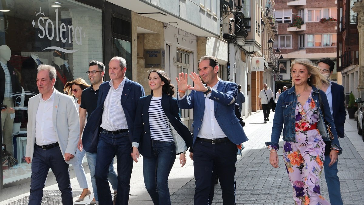 La portavoz de Ciudadanos en el Congreso de los Diputados, Inés Arrimadas, junto al candidato por Palencia, Mario Simón.- ICAL