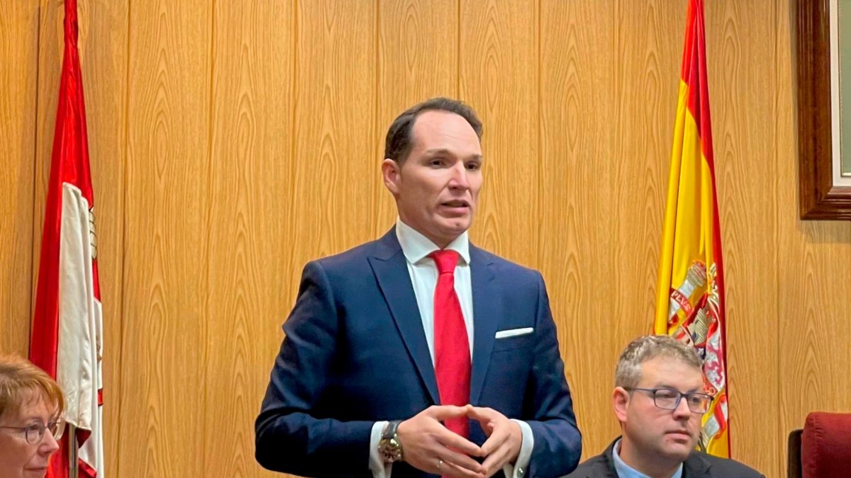 Daniel García toma posesión del cargo de alcalde de San Esteban de Gormaz (Soria). -ICAL.