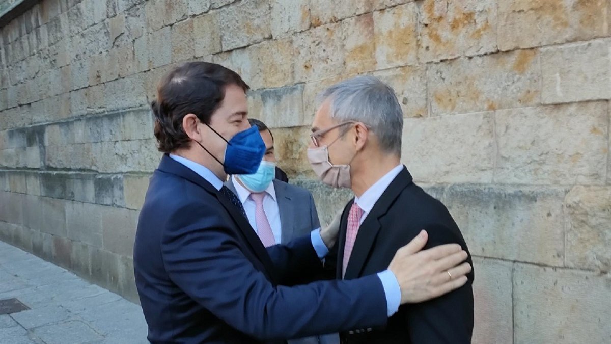 Alfonso Fernández Mañueco felicita a Ricardo Rivero por su reelección como rector de la USAL. - E. PRESS