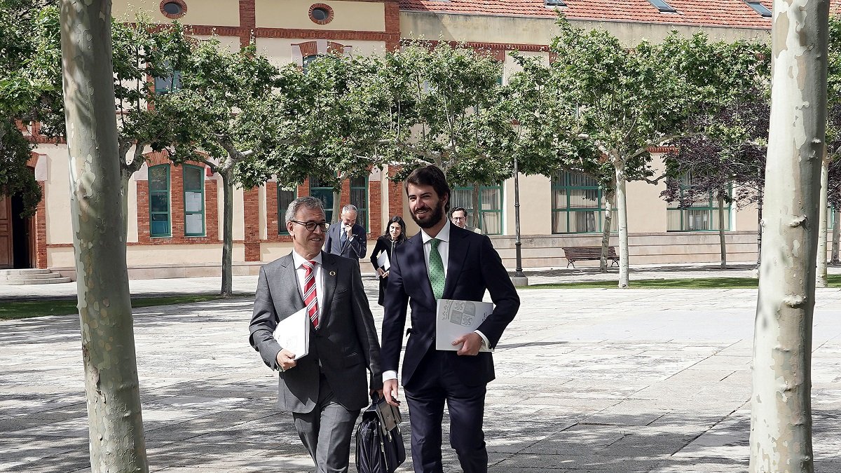 El vicepresidente del a Junta, juan García-Gallardo, y el consejero de Industria, Comercio y Empleo, Mariano Veganzones.- ICAL