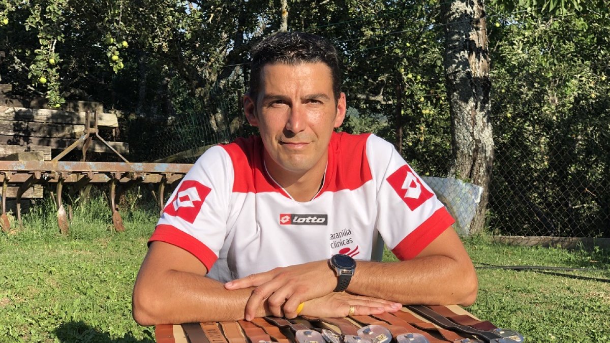 Héctor García, junto a parte de sus medallas en el jardín de su casa de Campohermoso./ ARGICOMUNICACIÓN