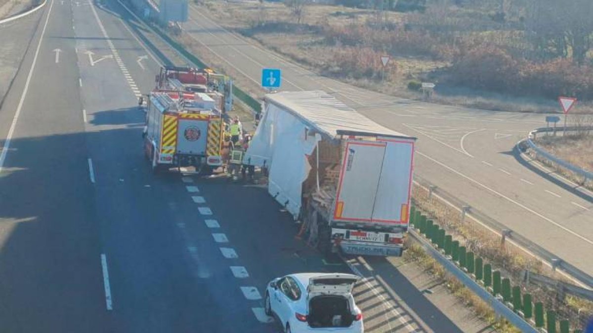 Fallece el conductor de un camión que ha dado vueltas de campana en la A-66, en La Cabeza de Béjar (Salamanca). 1-1-2 CASTILLA Y LEÓN