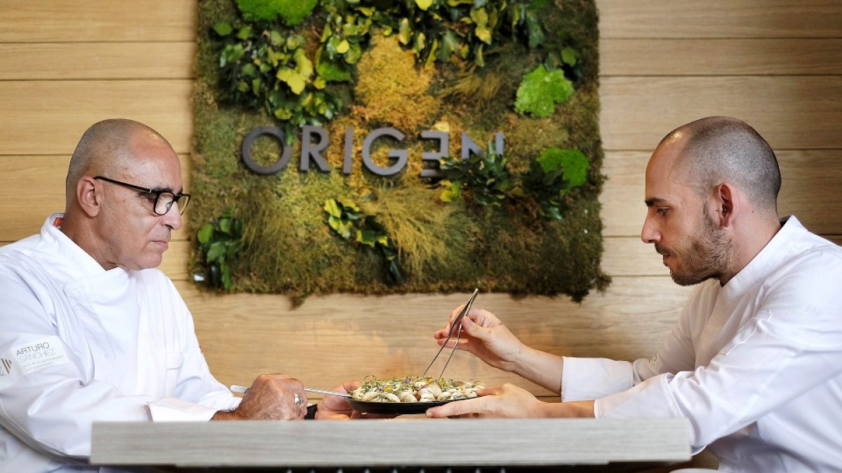 En la imagen, Francisco Sánchez, 2º Jefe de Cocina (i) y Pablo de Antonio (d)Jefe de Cocina del restaurante salmantino que dirige el chef con 5 estrellas Michelin Paco Pérez. / ENRIQUE CARRASCAL