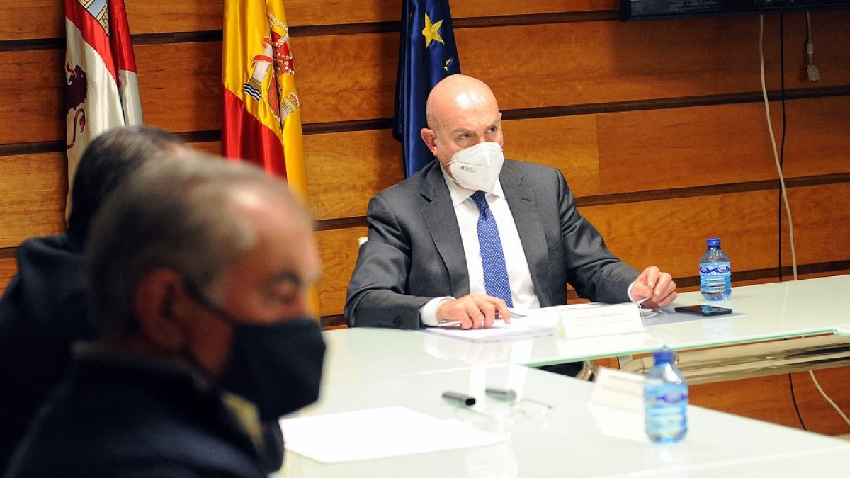 El consejero de Agricultura, Ganadería, y Desarrollo Rural, Jesús Julio Carnero, se reúne con representantes de los eslabones de la cadena alimentaria.-ICAL