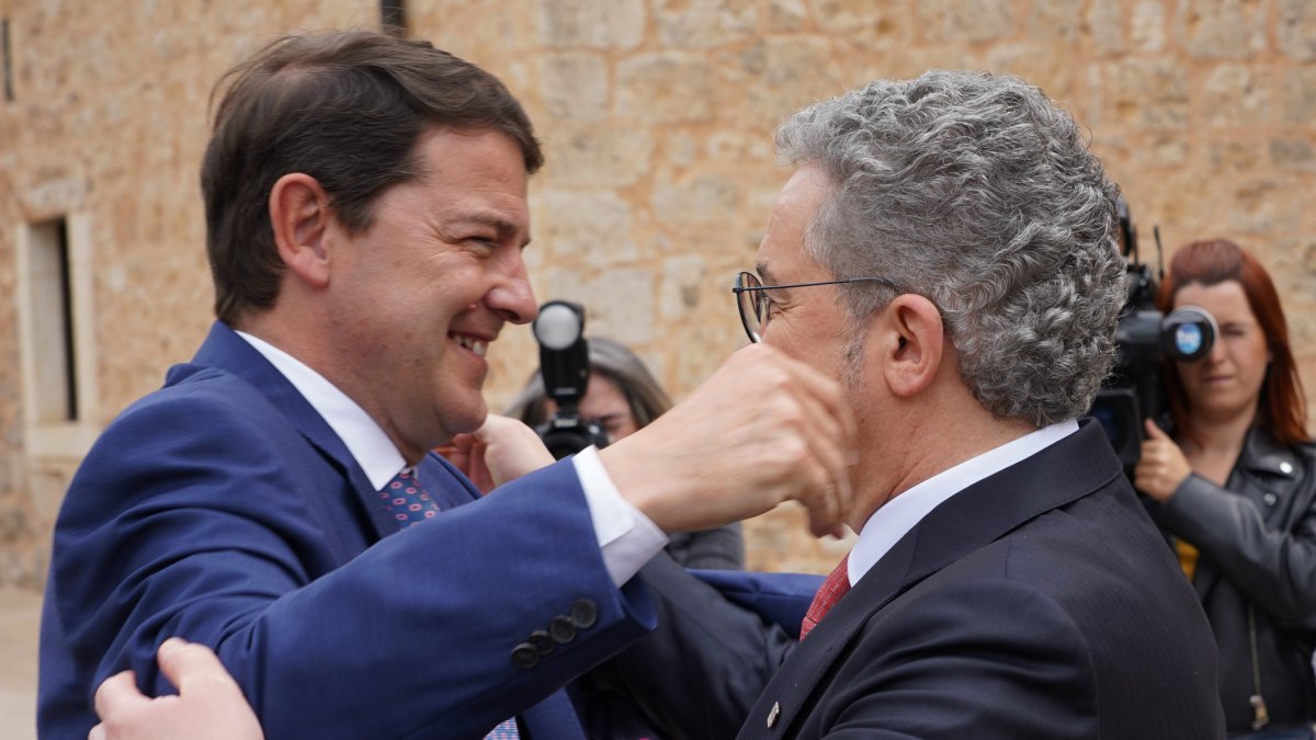 El presidente de la Junta de Castilla y León, Alfonso Fernández Mañueco, junto al presidente del Congreso de Empresa Familiar de Castilla y Leon junto s su presidente, Pedro Palomo. ICAL