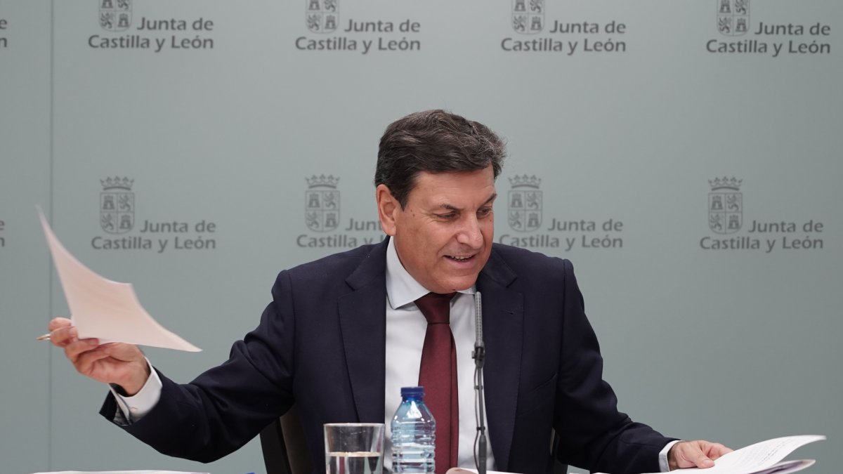 El consejero de Economía y Hacienda y portavoz de la Junta, Carlos Fernández Carriedo, comparece en rueda de prensa posterior al Consejo de Gobierno. ICAL
