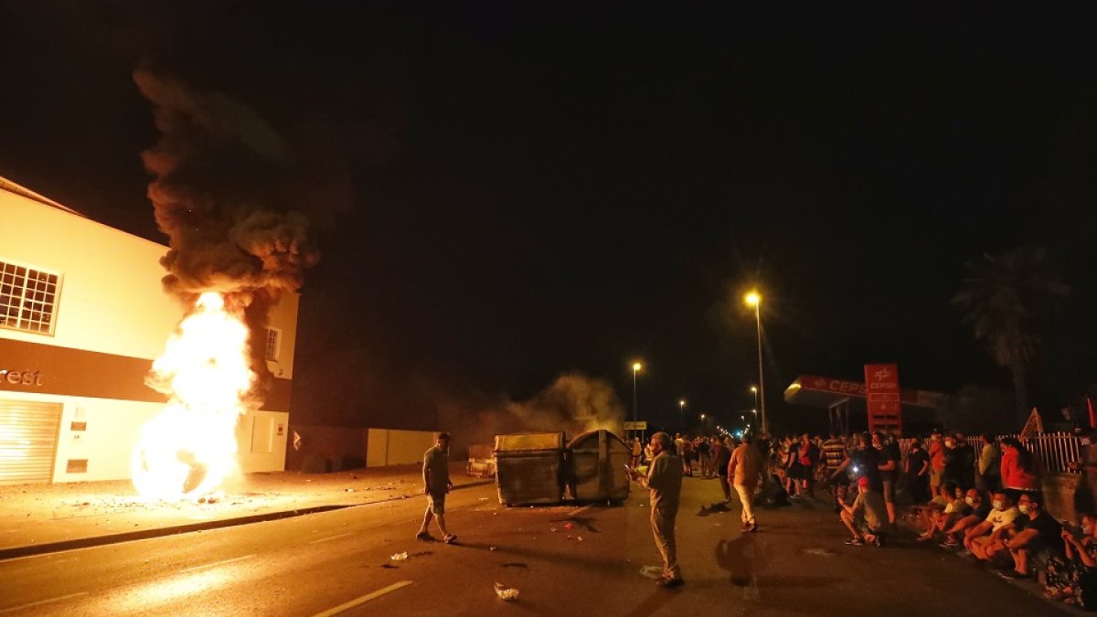 Concentración de trabajadores de LM durante la noche frente a la sede de las negociaciones una vez rotas. - ICAL