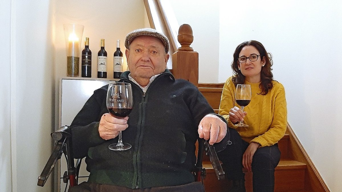 Adolfo Barbadillo y su hija Asun, con tres de las referencias de Monte Amán. / ÓSCAR DE LA HUERGA