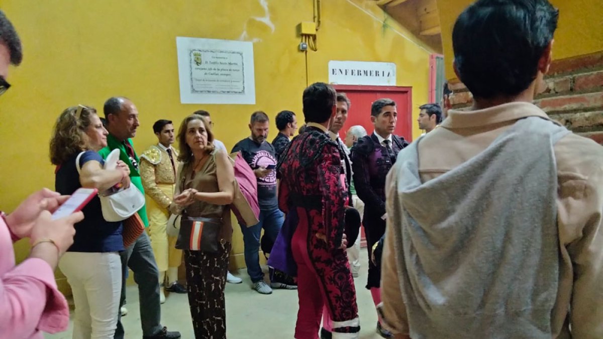 Miembros de la cuadrilla del torero esperan noticias a la puerta de la enfermería. E M.