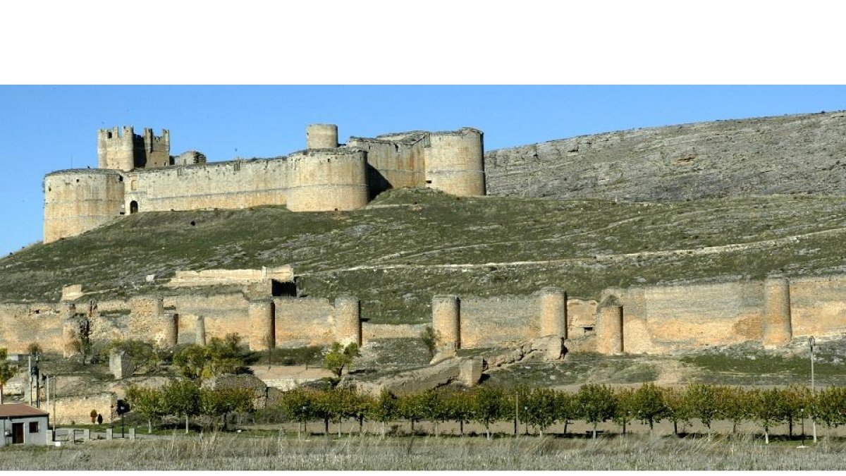 El impresionante castillo de Berlanga es una visita obligada y en él se concentran buena parte de la evolución de estas tierras desde el siglo X. / VALENTÍN GUISANDE