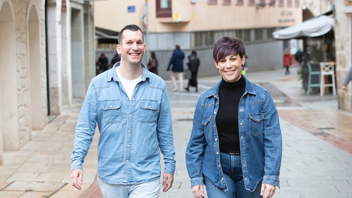 En la imagen. los sumilleres Diego González y Laura Rodríguez, responsables del espacio. / La Posada