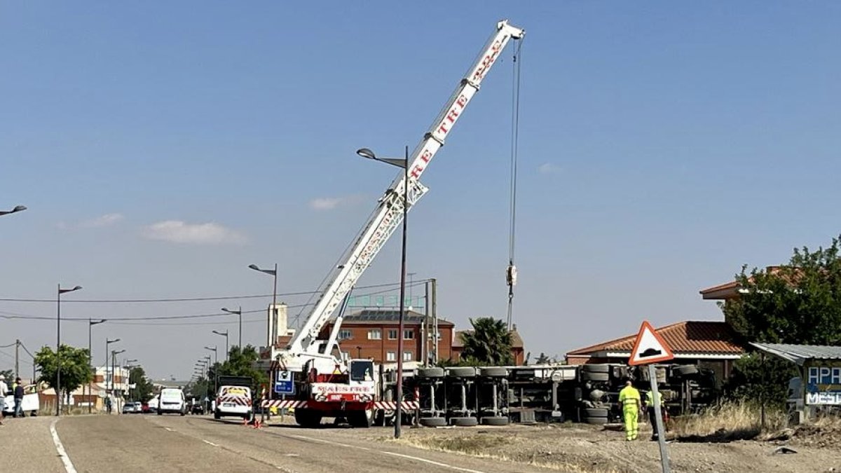 Un camión se empotra en una vivienda en Villalpando.- Ical