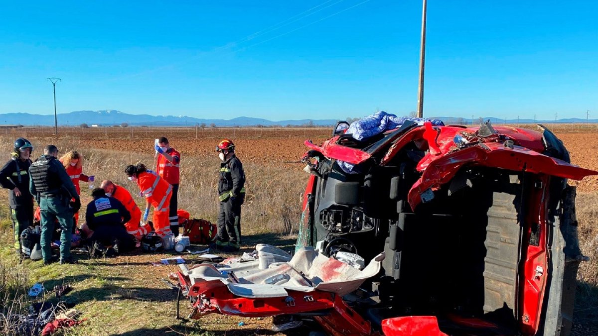 Un fallecido tras volcar una furgoneta en la CL-622 a la salida de Santa María del Páramo (León).- ICAL