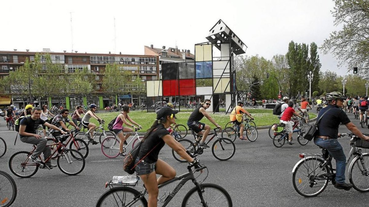 Una imagen de archivo de gente montando en bicicleta en Valladolid.
