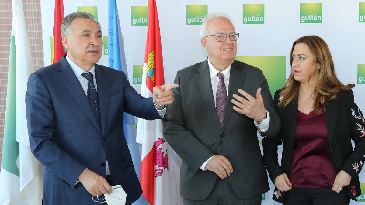 La delegada del Gobierno, Virginia Barcones, realiza una visita institucional a la sede de Galletas Gullón en Aguilar de Campoo, junto al director general de Industria y de la Pequeña y Mediana Empresa, Galo Gutiárrez, con el objetivo de presentar el PERTE Agroalimentario al equipo de dirección de la galletera.- ICAL